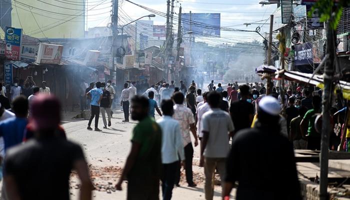 SON HABERLER |  Bangladeş’te hükümet karşıtı protestocular Başbakan Şeyh Hasina’nın resmi konutunu bastı