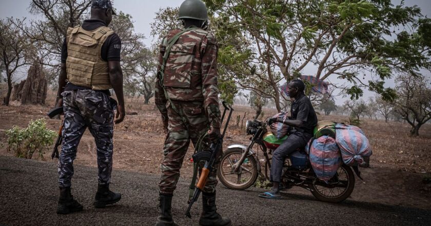 Benin hükümeti, militanların ülkenin kuzeyindeki en az 54 askeri öldürdüğünü duyurdu