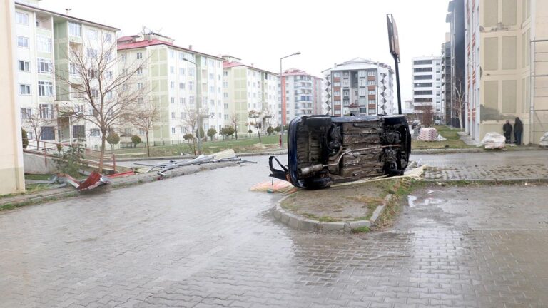 Fırtına çatıları üfler, ağaçları kes, yıkılmış araçları