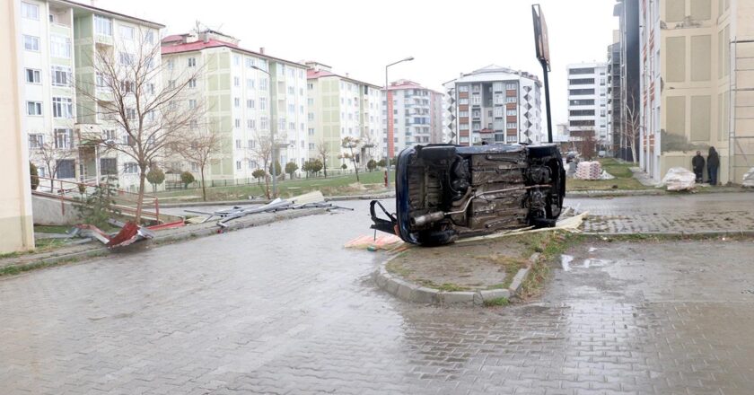 Fırtına çatıları üfler, ağaçları kes, yıkılmış araçları