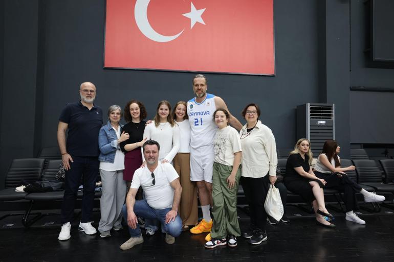 Ulusal basketbolcu Oguz Savaş parketleri selamladı