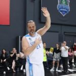 Ulusal basketbolcu Oguz Savaş parketleri selamladı