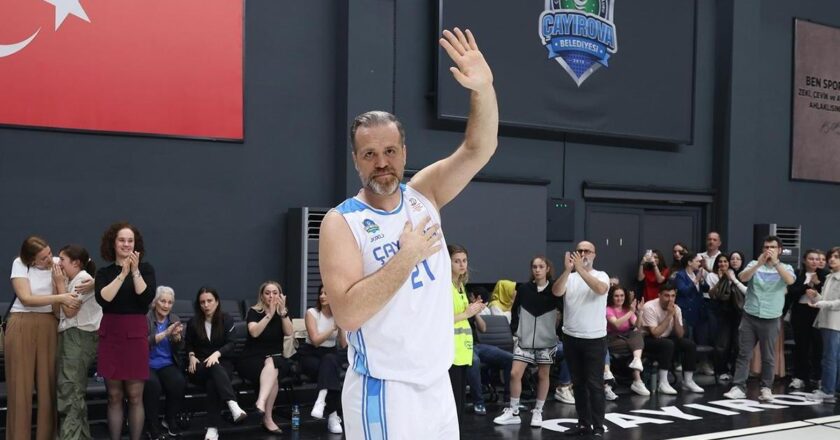 Ulusal basketbolcu Oguz Savaş parketleri selamladı