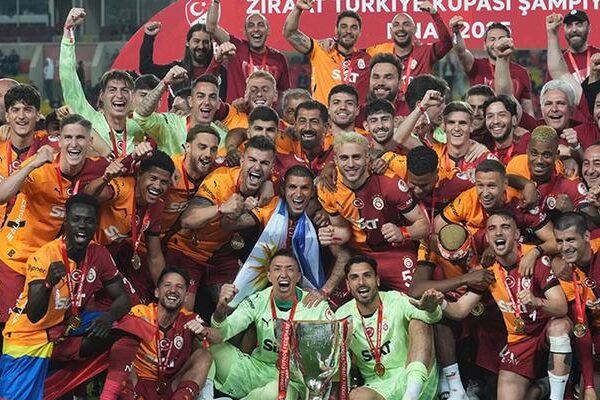 Galatasaray’ın yıldızı Beşiktaş’a önerildi! Okan Buruk biletini kesti, takımdan ayrılıyor…
