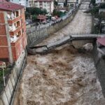 Artvin’in Borçka ilçesindeki tarihi köprü su seviyesinin yükselmesiyle çöktü