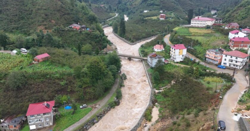 Rize ve Artvin’de selin izleri siliniyor