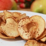 Fırından gelen en doğal atıştırmalık: Ballı tarçınlı elma cipsi tarifi – Son Dakika Gurme Haberleri