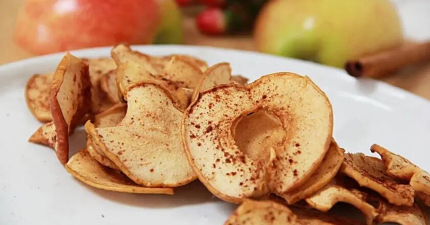 Fırından gelen en doğal atıştırmalık: Ballı tarçınlı elma cipsi tarifi – Son Dakika Gurme Haberleri