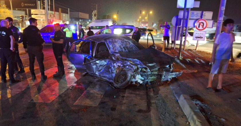 Mersin’de minibüs ile otomobil çarpıştı: 11 yaralı