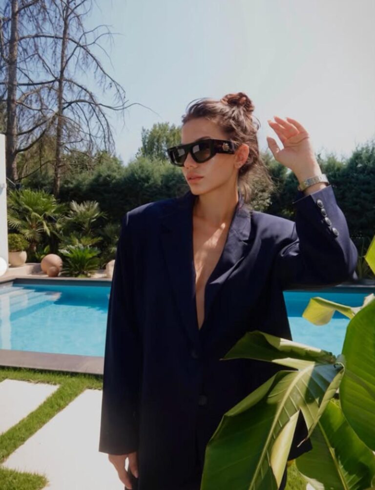 Demet Özdemir’den cesur poz! Havuz başındaki tarzı sosyal medyayı salladı