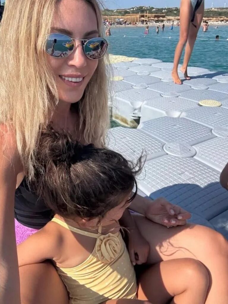 Sinem Kobal kızlarını paylaştı: “Kenan İmirzalıoğlu’nun 3 prensesi!”